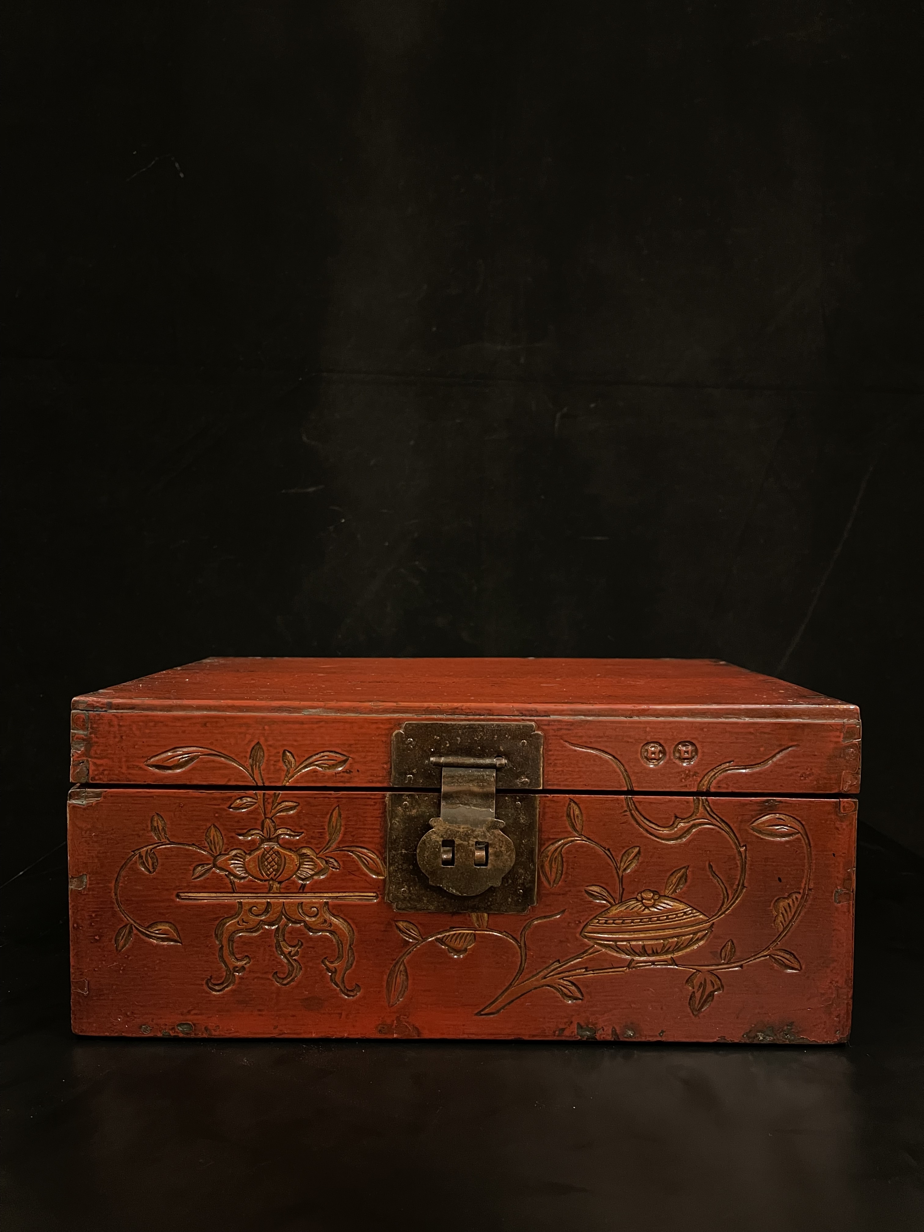 Red lacquer elm wood chest- Ms16311
